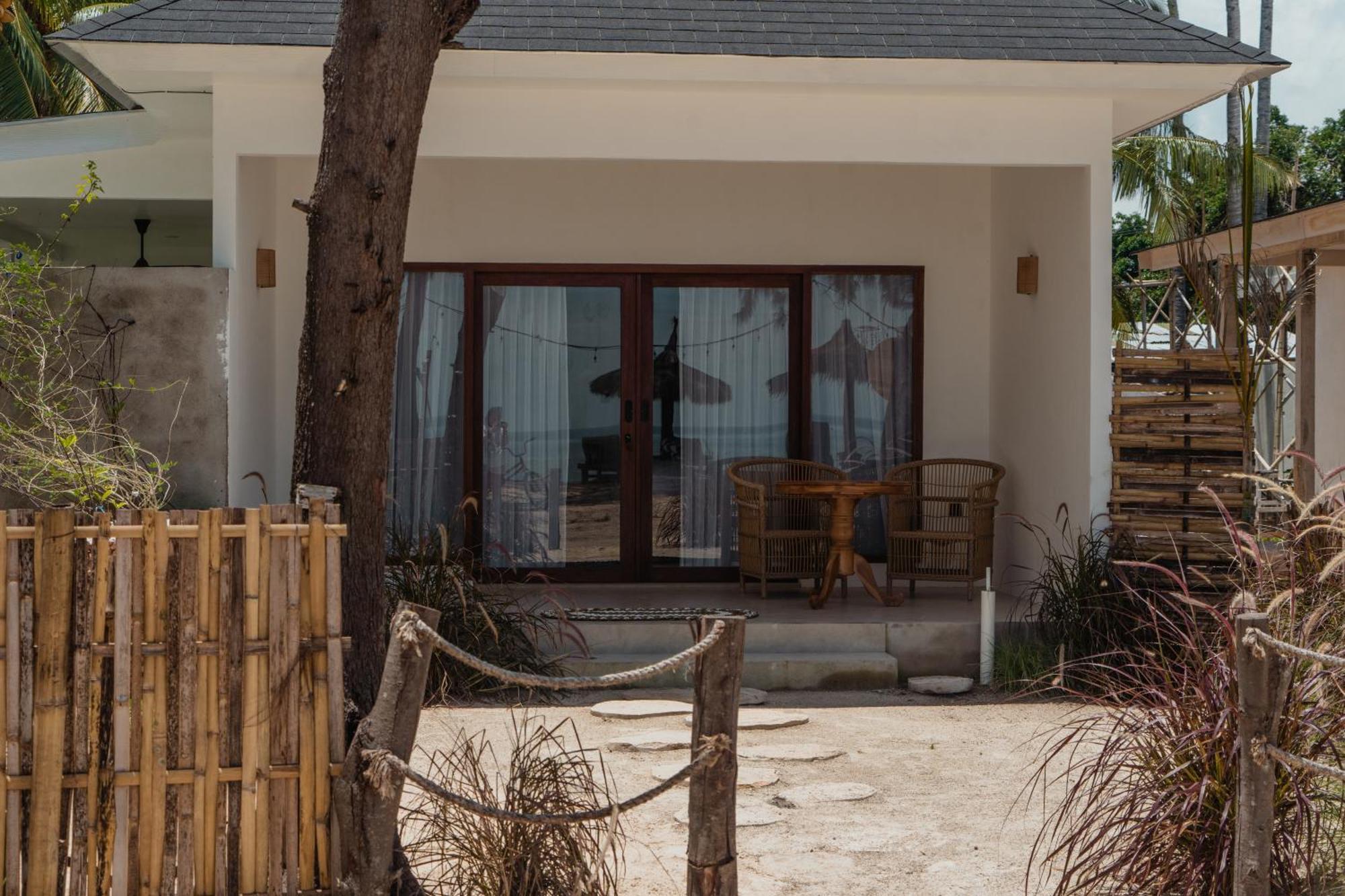 Sunscape Villa - Beachfront And Private Pool Gili Air Exterior photo