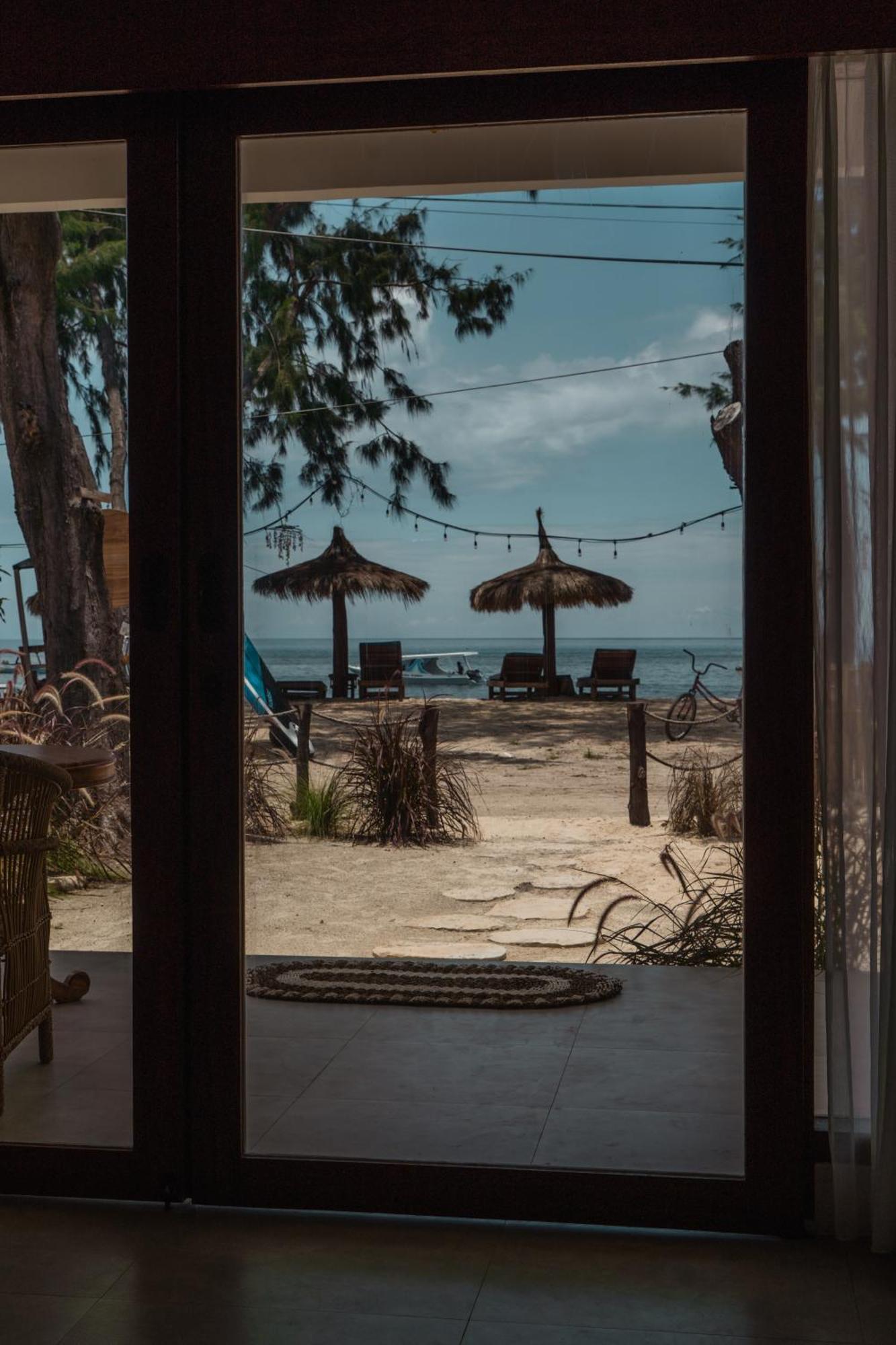 Sunscape Villa - Beachfront And Private Pool Gili Air Exterior photo