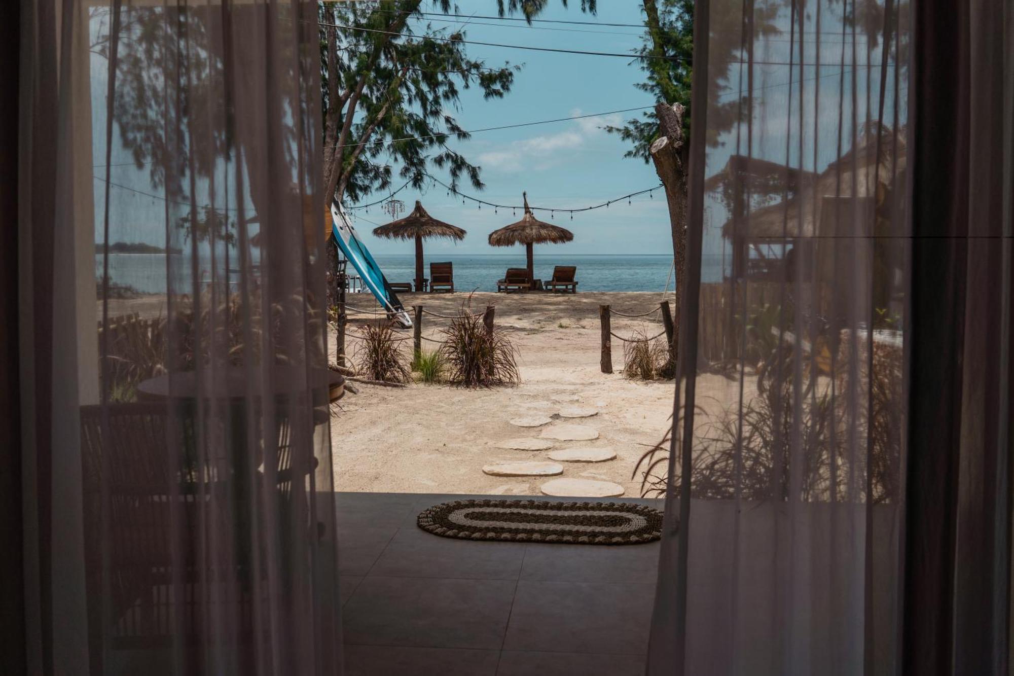 Sunscape Villa - Beachfront And Private Pool Gili Air Exterior photo