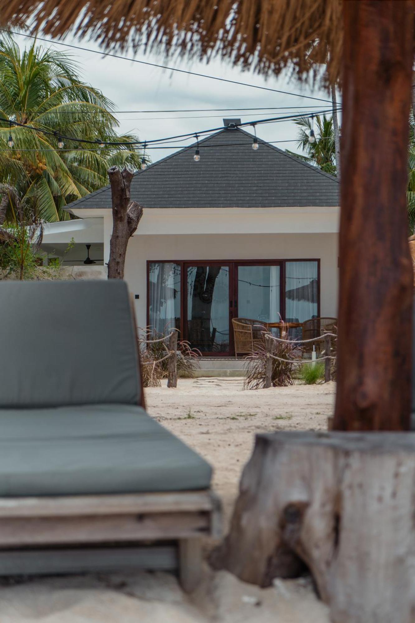 Sunscape Villa - Beachfront And Private Pool Gili Air Exterior photo
